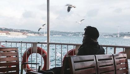 灰熊队取得开门红，士气高涨前行